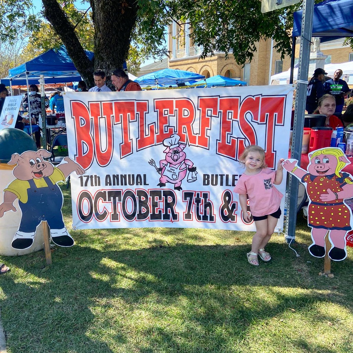 NewburnHeather's tweet photo. Fun day with my little family 🍂☀️🍭🐷 #butlerfest https://t.co/e5JyGyLef0