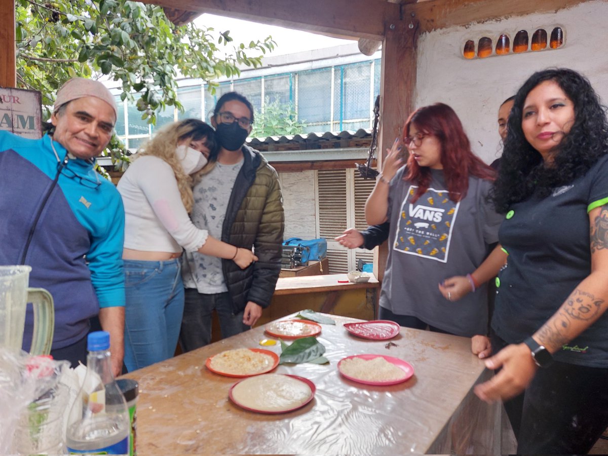 AdyxOlea's tweet photo. Finalizando el taller de sustitutos de lácteos a base de Avena! Seguimos en los festejos de los 10 años de Huerto Tlatelolco #CultivaFest https://t.co/ojxjNQtm4C