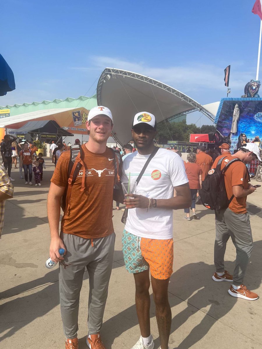 msmickey3's tweet photo. When I say brotherhood 4Life it’s what I mean…#TexasTitans @Paxton_A29 @RondelWalker https://t.co/6hFqE4dadO