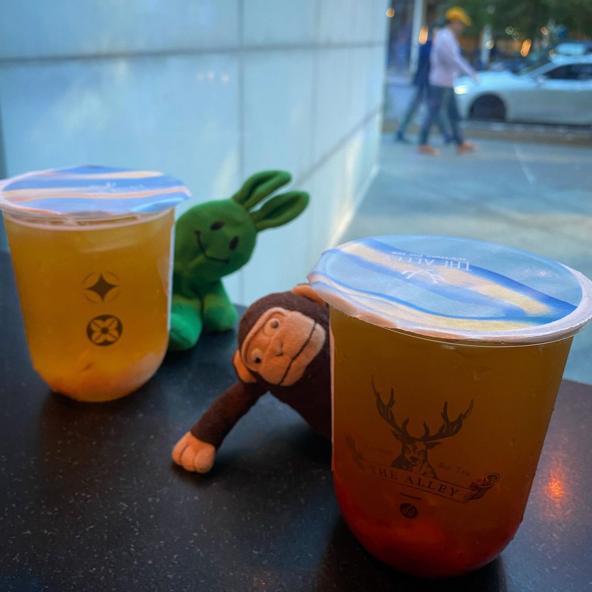 greenietravels's tweet photo. Fresh fruit teas are where it’s at!
.
.
.
#thealley #thealleynyc #bobatea #bubbletea #fruittea #lycheegreentea #strawberrygreentea #freshfruittea #icedtea #nyceats https://t.co/lJ2ngkV9FZ