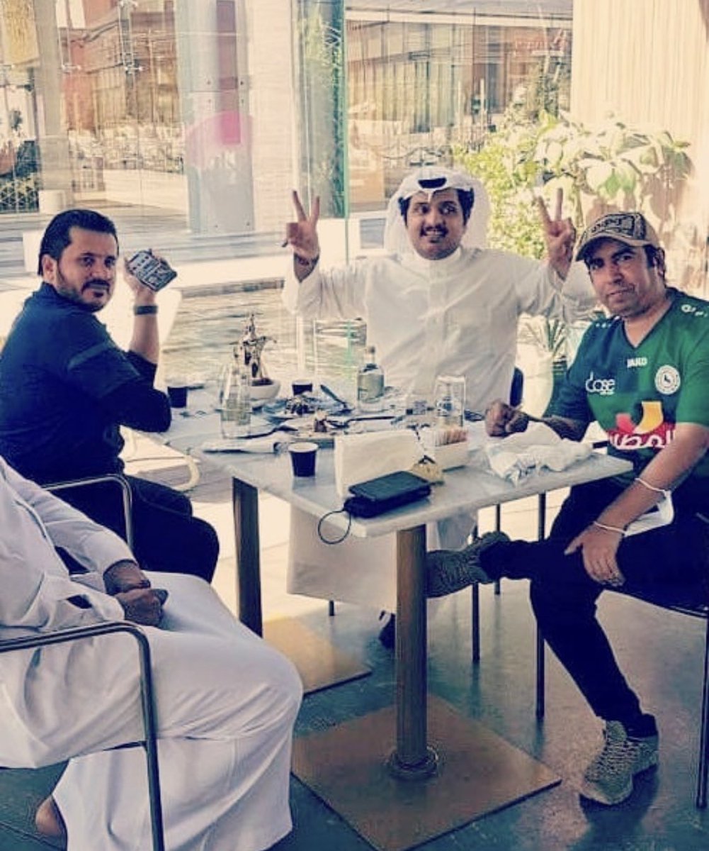 khalafalkwikby's tweet photo. بمناسبة لقاء السحاب والصلح بين ملك الفلاشات وملك التوقعات سأقدم قميص بتوقيعهم للمتابعين 
@ibra_alfrayan 
@Hassanalsobhan https://t.co/xyoqPA1pne