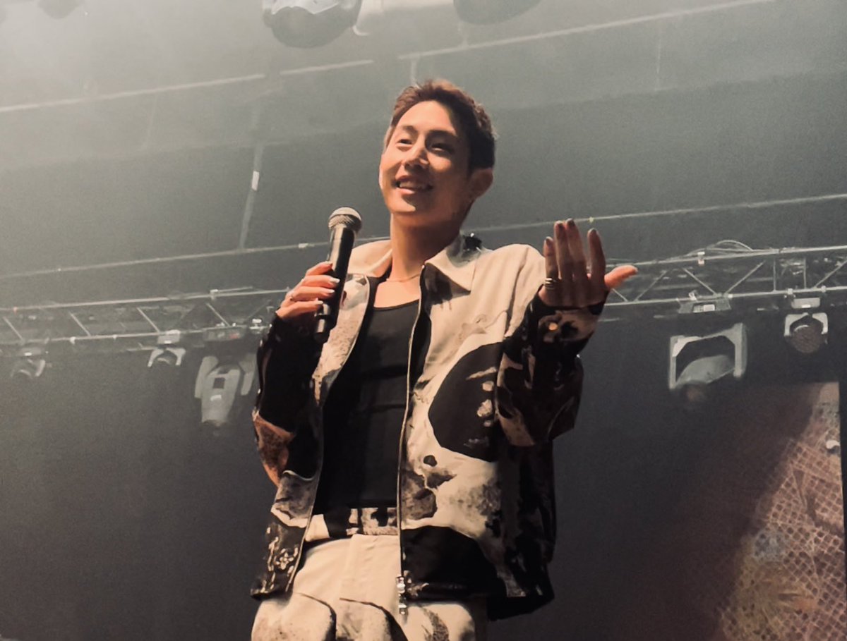 saywhatreacts's tweet image. Sound check done and @marktuan is the cutest thing ever!! 🥹🥰💚
#theothersidetour #MarkTuanInAtlanta