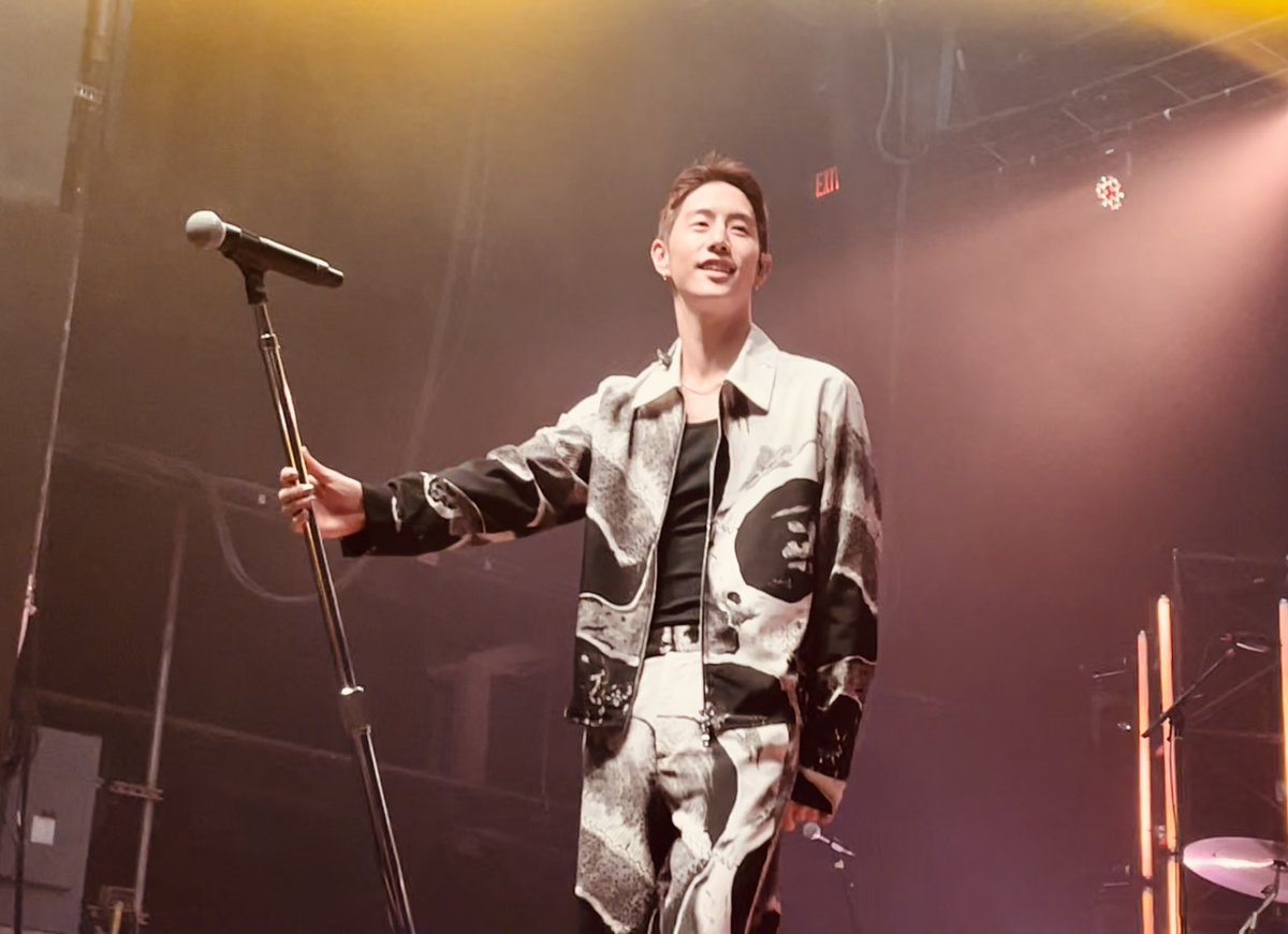 saywhatreacts's tweet image. Sound check done and @marktuan is the cutest thing ever!! 🥹🥰💚
#theothersidetour #MarkTuanInAtlanta