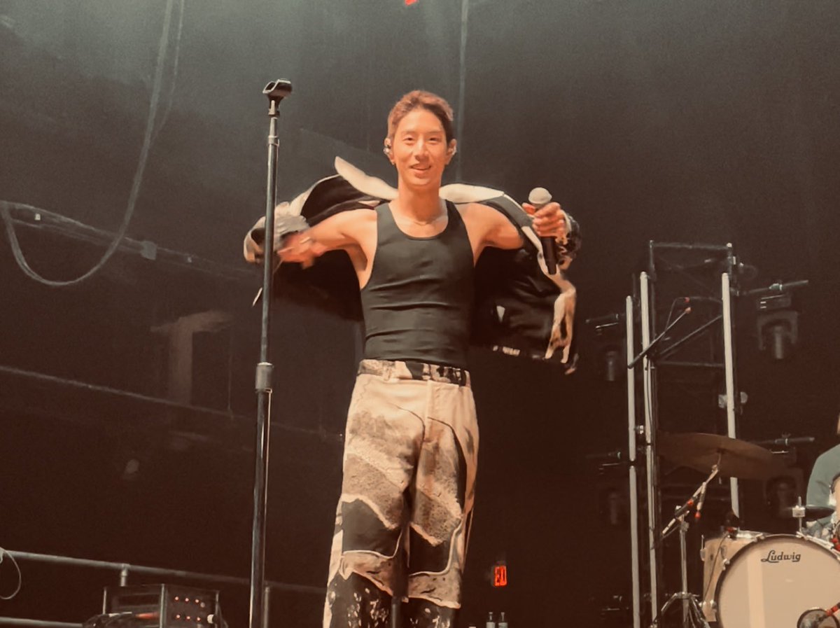 saywhatreacts's tweet image. Sound check done and @marktuan is the cutest thing ever!! 🥹🥰💚
#theothersidetour #MarkTuanInAtlanta