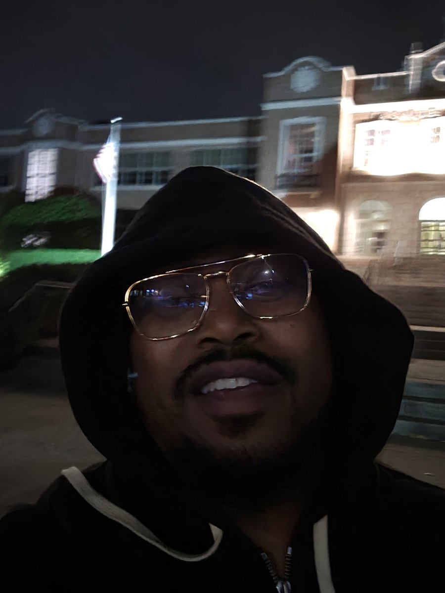 Durrtydoesit's tweet photo. Workouts done....time to go do #HoodRatStuff w my friendssssss.... https://t.co/ngd7tFAh0T