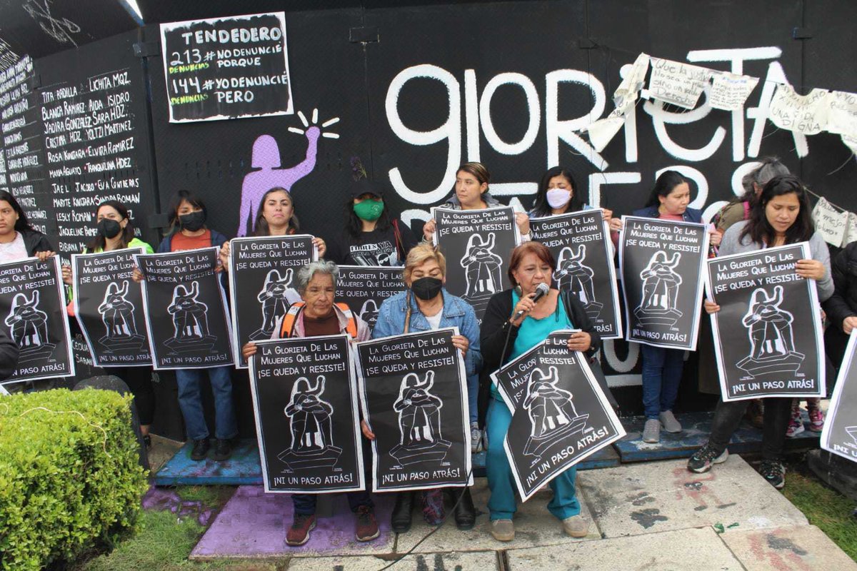 amnistiamexico's tweet photo. La #GlorietadelasMujeresQueLuchan es un espacio recuperado por víctimas de violencias y colectivas para ejercer su derecho a la memoria, libre reunión y a la protesta.
@Claudiashein 

¡La Glorieta se queda y resiste! https://t.co/F96PbGMSfn