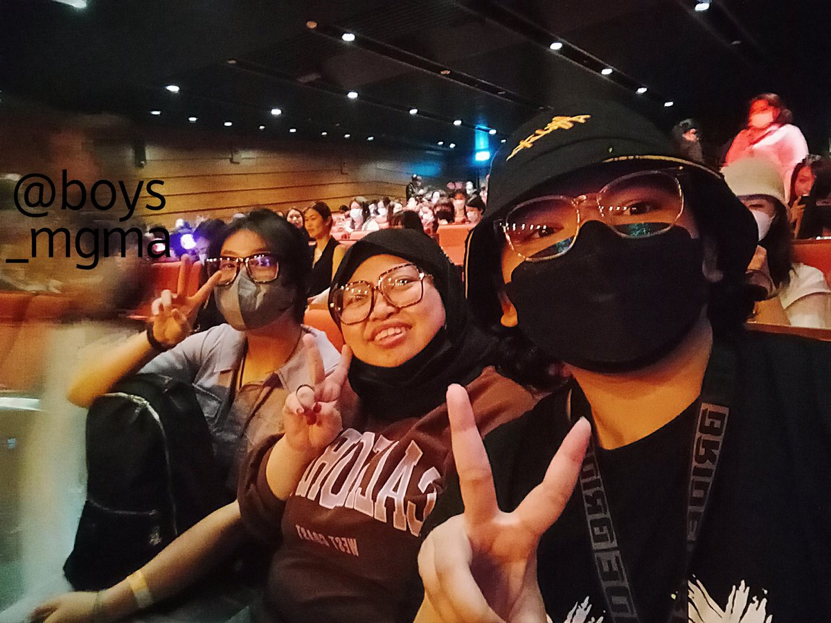 kviktoriamiya's tweet photo. while in the theatre, met a fellow #NodtBas fan from 🇮🇩 and #BibleBuild fan from 🇲🇾. 

— #KPWorldTourSingapore #KinnPorscheWorldTourinSG #KinnPorscheWorldTourSG #KinnporscheWorldTourSingapore https://t.co/bfN9BZVMIZ