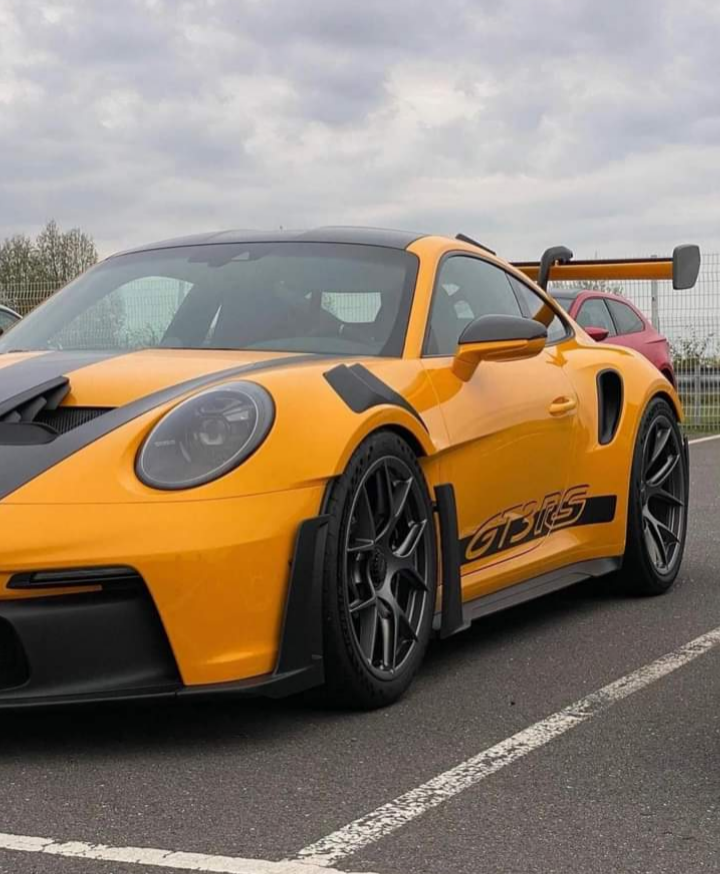Oscarol95842891's tweet photo. #Porsche 🧡🧡✌️ https://t.co/A3FMTuGwOS