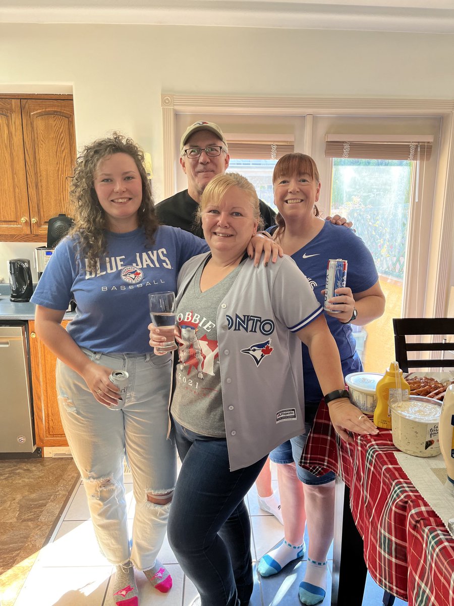 saryloumoo's tweet photo. British Columbia Blue Jays fans!! ⁦@timandfriends⁩  #bluejays #bcfans #family #thanksgiving https://t.co/BKr60xC82l