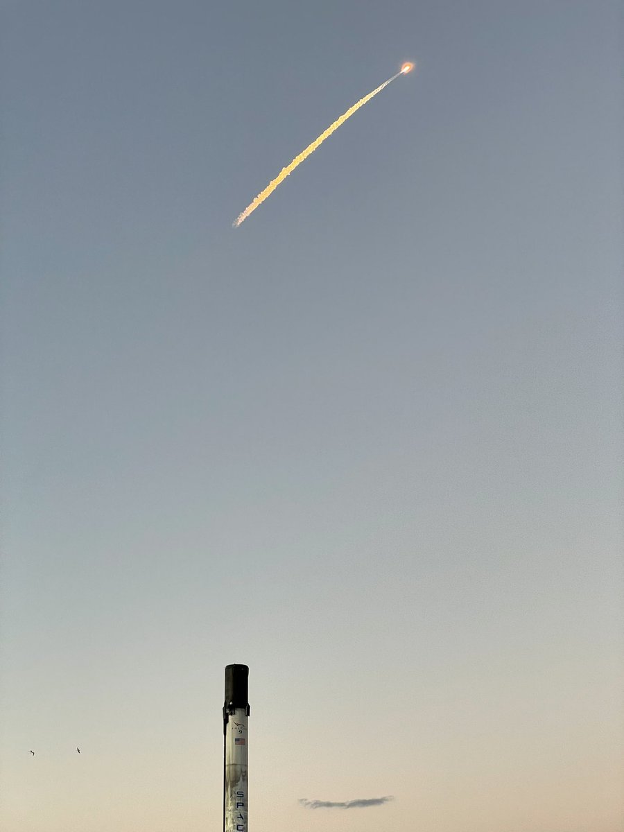 humanjas's tweet photo. Have you ever seen two @SpaceX rockets in one frame?  I have https://t.co/Sp3twOfJpv
