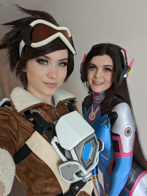 We didn't stay in our cosplays too long yesterday but when we were in them we looked so GOOD AH 😍 @TabootieCosplay