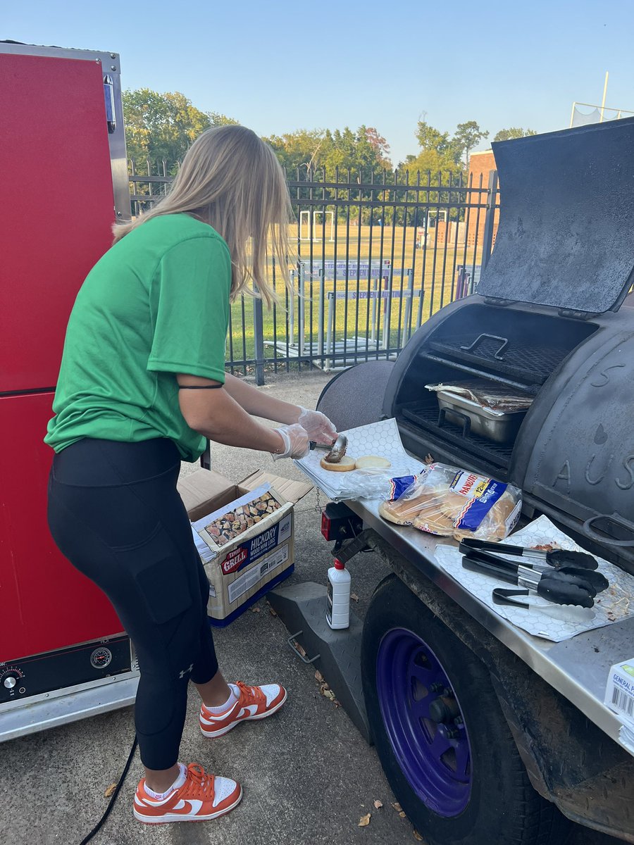 BleicherElena's tweet photo. Volunteering at the @SFA_Football game #theaXegames 🏈
@SFA_Tennis https://t.co/SwpP4N4t9h
