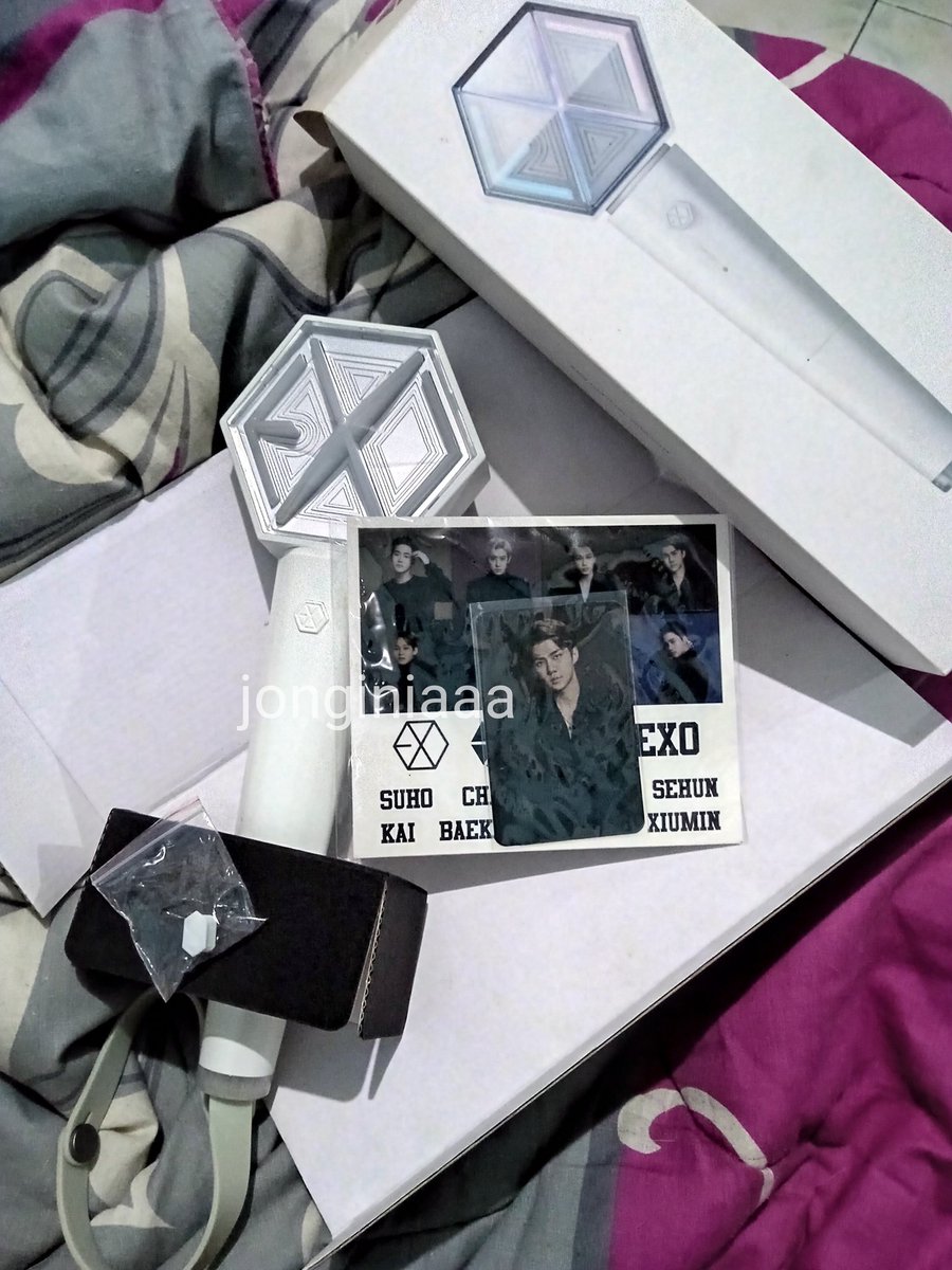 jonginiaaa's tweet photo. [ HELP RT ]
WTS Lightstick EXO Ver 3
💸 475k (nego)
°Good condition
°Full set OFFICIAL ( Photocard Sehun, sticker foto dan nama member, cadangan button ) 
°Bisa oren
📍Cilegon, banten 
#EXO #WTSEXO #LightstickEXO https://t.co/78h7qEQAwu