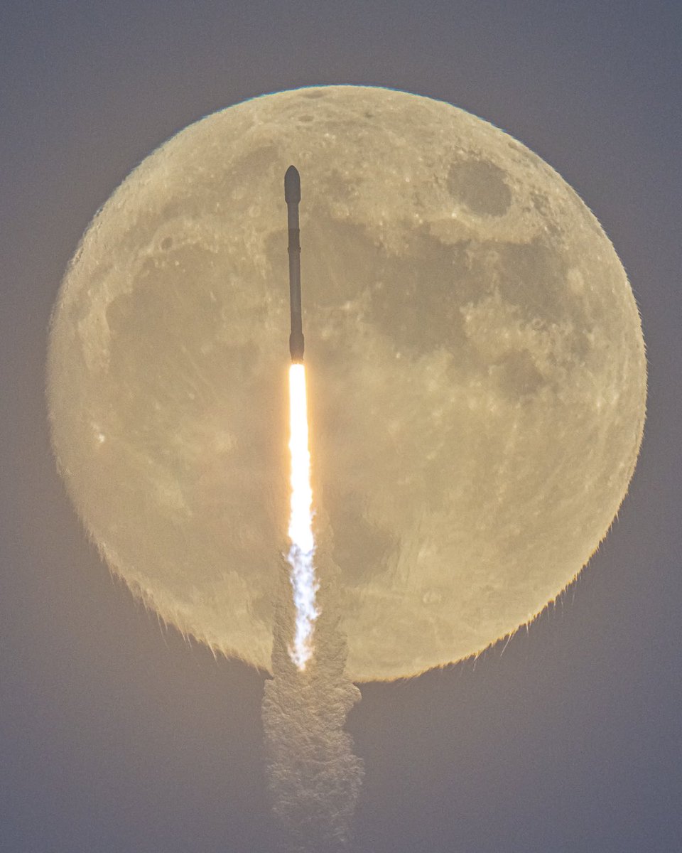 johnkrausphotos's tweet photo. SpaceX’s Falcon 9 rocket transits the 98.9% waxing gibbous moon during this evening’s launch of the Intelsat G-33/G-34 mission https://t.co/EJSpFIiqjr