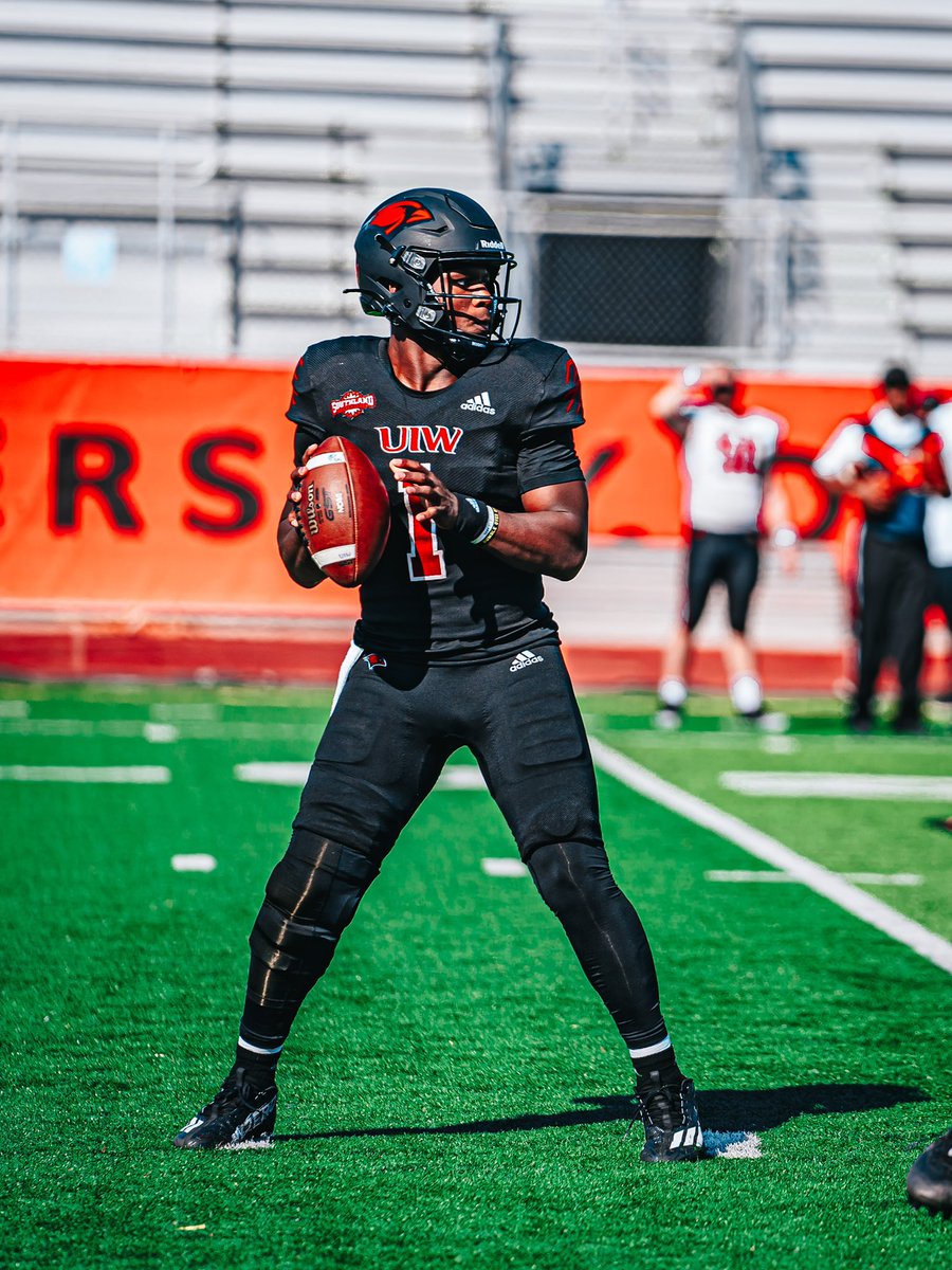 It was a record first half, yesterday, for UIW QB Lindsey Scott Jr.

🏈 7 passing touchdowns (ties FCS record)
🏈 401 yards

#FCS x 📸 <a href="/UIWFootball/">UIW Football</a>