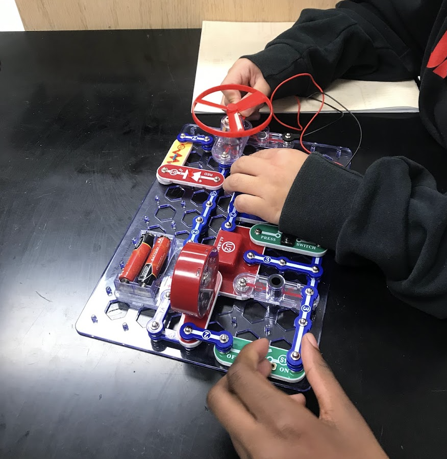 2hawks214's tweet photo. Lots of fun this week with @hinclusion 2-5 graders. Exploring ramps & @SnapCircuits @BostonSchools @bpsSTEMdept #bpsstem #bostem The children enjoyed figuring out their design thinking & engineering skills while exploring inclined planes, slopes, electrical circuits & more. https://t.co/vxirV4YBTi