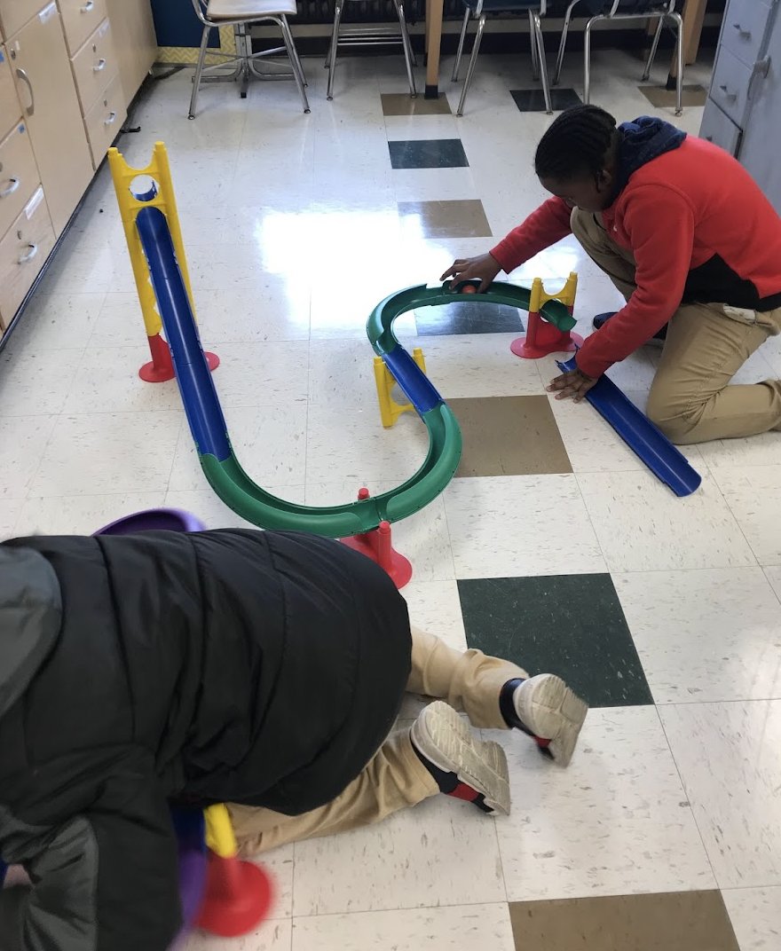 2hawks214's tweet photo. Lots of fun this week with @hinclusion 2-5 graders. Exploring ramps & @SnapCircuits @BostonSchools @bpsSTEMdept #bpsstem #bostem The children enjoyed figuring out their design thinking & engineering skills while exploring inclined planes, slopes, electrical circuits & more. https://t.co/vxirV4YBTi