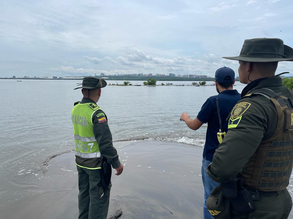 PoliciaBquilla's tweet image. .@ProteccionPonal, en conmemoración del #DíaMundialDeLasAvesMigratorias, realizó recorrido en la ciénaga de mayorquin, donde en compañía de @Bquillaverde dan a conocer a los habitantes del sector, la importancia de estas aves en el lugar. #YoProtejoLosAnimales
#DiosYPatria