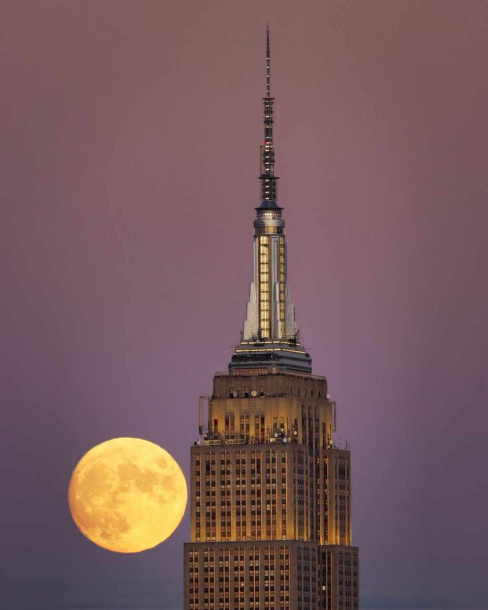 EmpireStateBldg's tweet photo. How do we look? @GaryHershorn https://t.co/Zel4mhtbsi