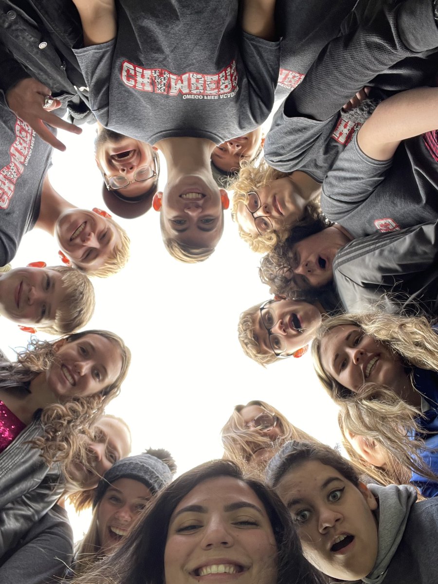 Classic Chambers HoCo photo! ❤️💙<a href="/OAUpdate/">OA Schools</a> <a href="/OFAAthletics1/">OA Athletics</a> #football #musicandsports #Homecoming2022