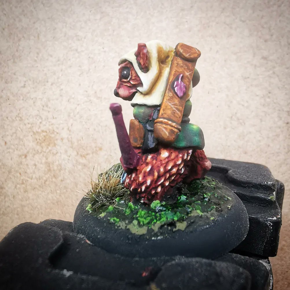 BurzLug's tweet photo. Hello everybody, it's the week-end again. meaning it's time to not do any chores and paint minis instead. #burrowsandbadgers https://t.co/mLeCduNJEe
