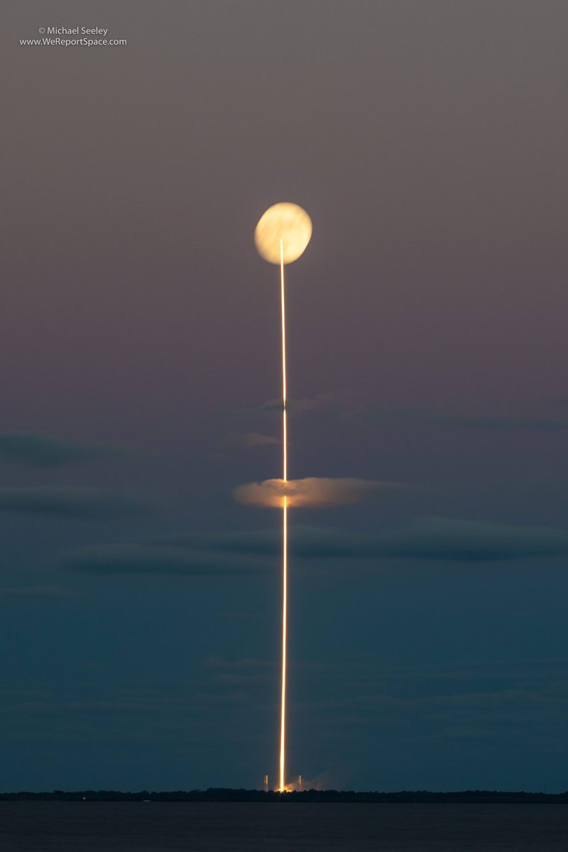 Moon on a stick, or another look at the #SpaceX #Falcon9 rocket transiting the 98.9% illuminated Moon as it carries the Intelsat G-33/G-34 payload to orbit, seen in a 30-sec exposure.
