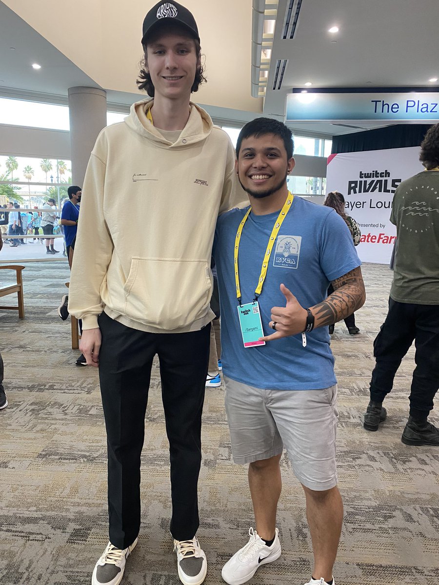 Collin_Leon's tweet photo. Timmy snipe knoqd and chaotic. It was super nice to meet you guys 😁 https://t.co/5wB7D8FbWg