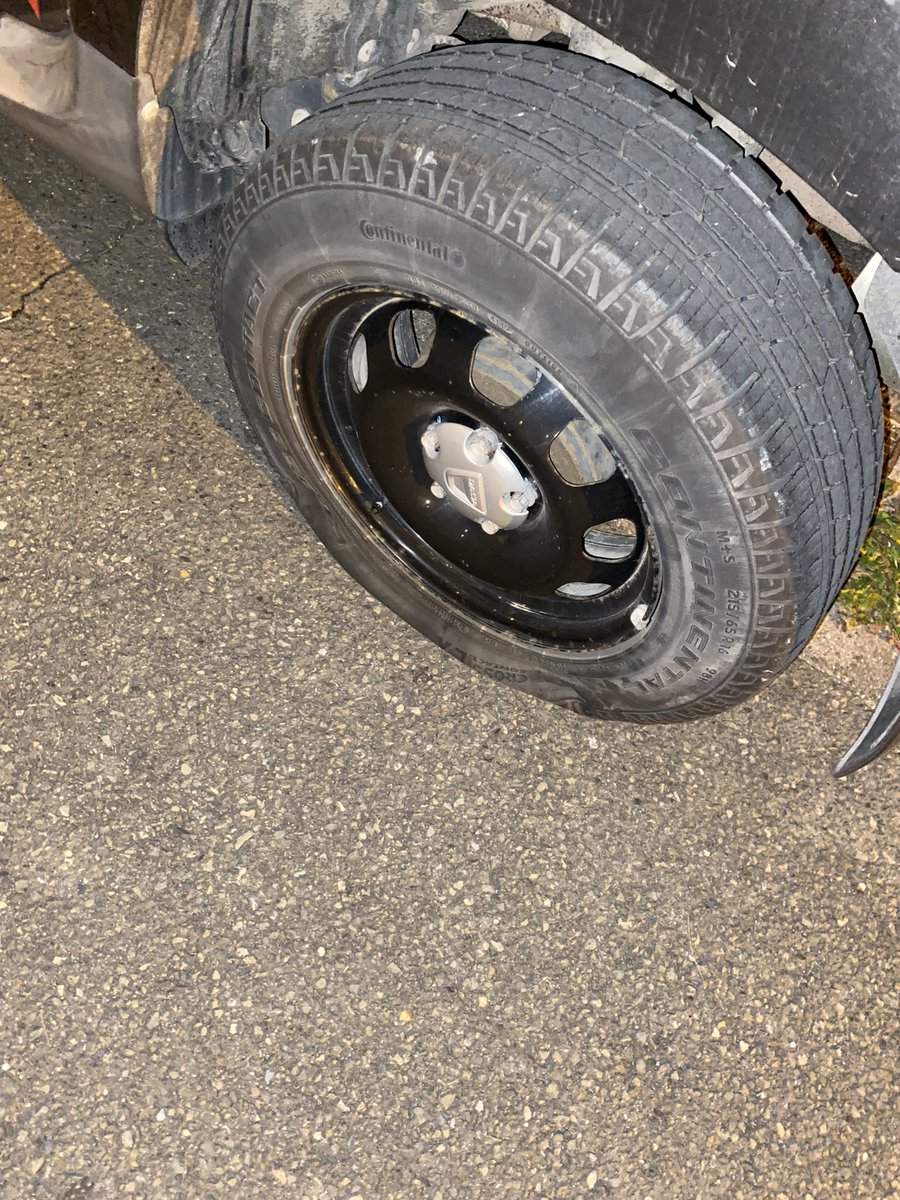 les gens sont fous, je rentre de soirée tranquille je vois ça, ma mère va juste peter un plomb là on peut même pas être compréhensif juste dégoûtée par la façon de faire, ma mère taff a plus de 20km de la maison abruti comment elle peut éviter de se servir de son « suv » ???