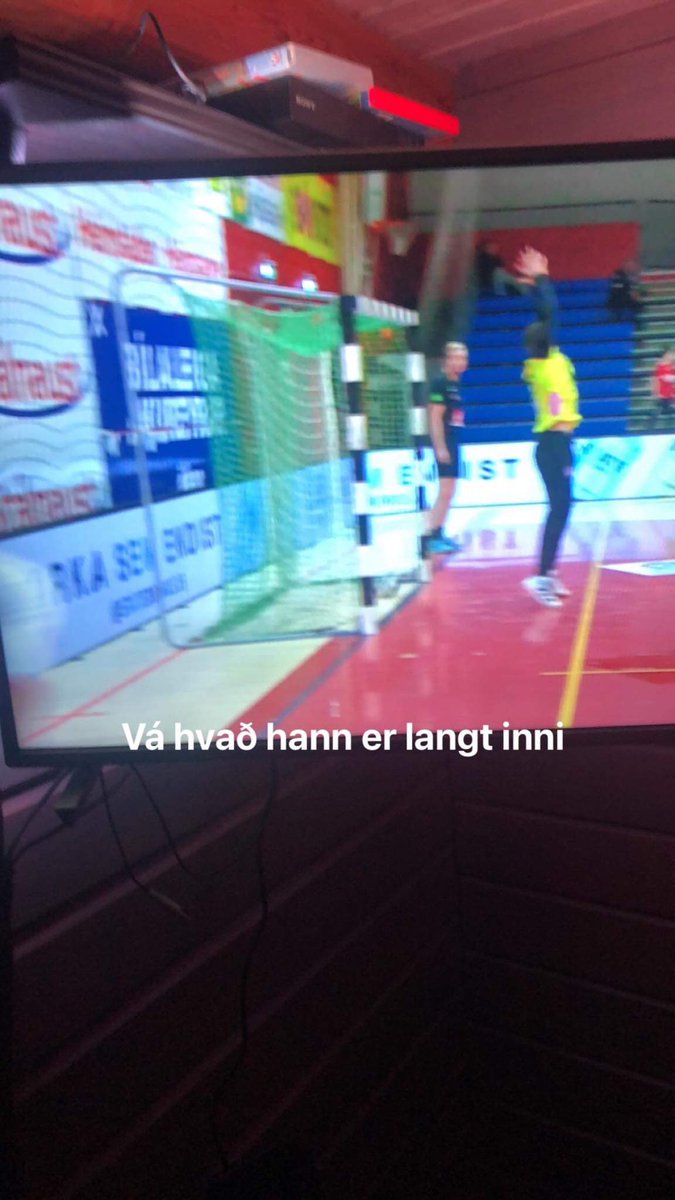 Menn gera mistök en vona að allir hafi lært eitthvað í eðlisfræði í dag, bolti getur ekki farið í slánna, niður og aftur upp í slá án þess að fara inn fyrir línuna. #handbolti