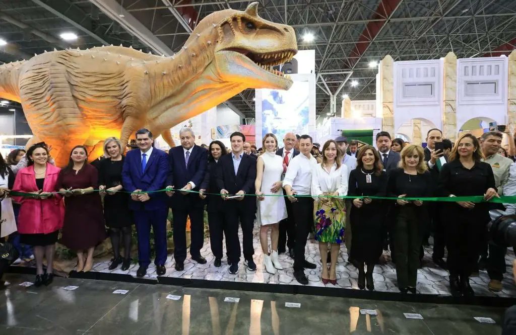 GobDeCoahuila's tweet photo. El gobernador @mrikelme señaló que #Coahuila llega con todo a la Feria Internacional del Libro #Monterrey @FeriaLibroMty  2022, que este día abrió sus puertas al celebrar su Aniversario 30, en el que el nuestro es el Estado Invitado. https://t.co/9bNQCDht8L