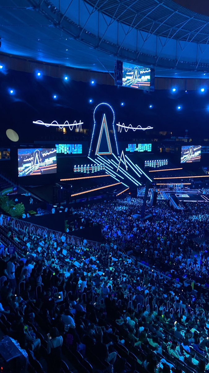 E o palco do DVD do Henrique e Juliano hein galera