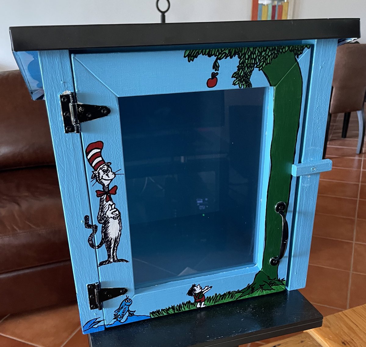 ElSolLilLibrary's tweet photo. Getting ready for placement on the Queens Highway. Just a few more days before I am ready for the people of Eleuthera to enjoy reading some classics.
#littlelibrary #mylittlelibrary #elsol #elsolhouse #readingcommunity #Reading #Read #book #bookstand #community https://t.co/pMrHVY4pgJ