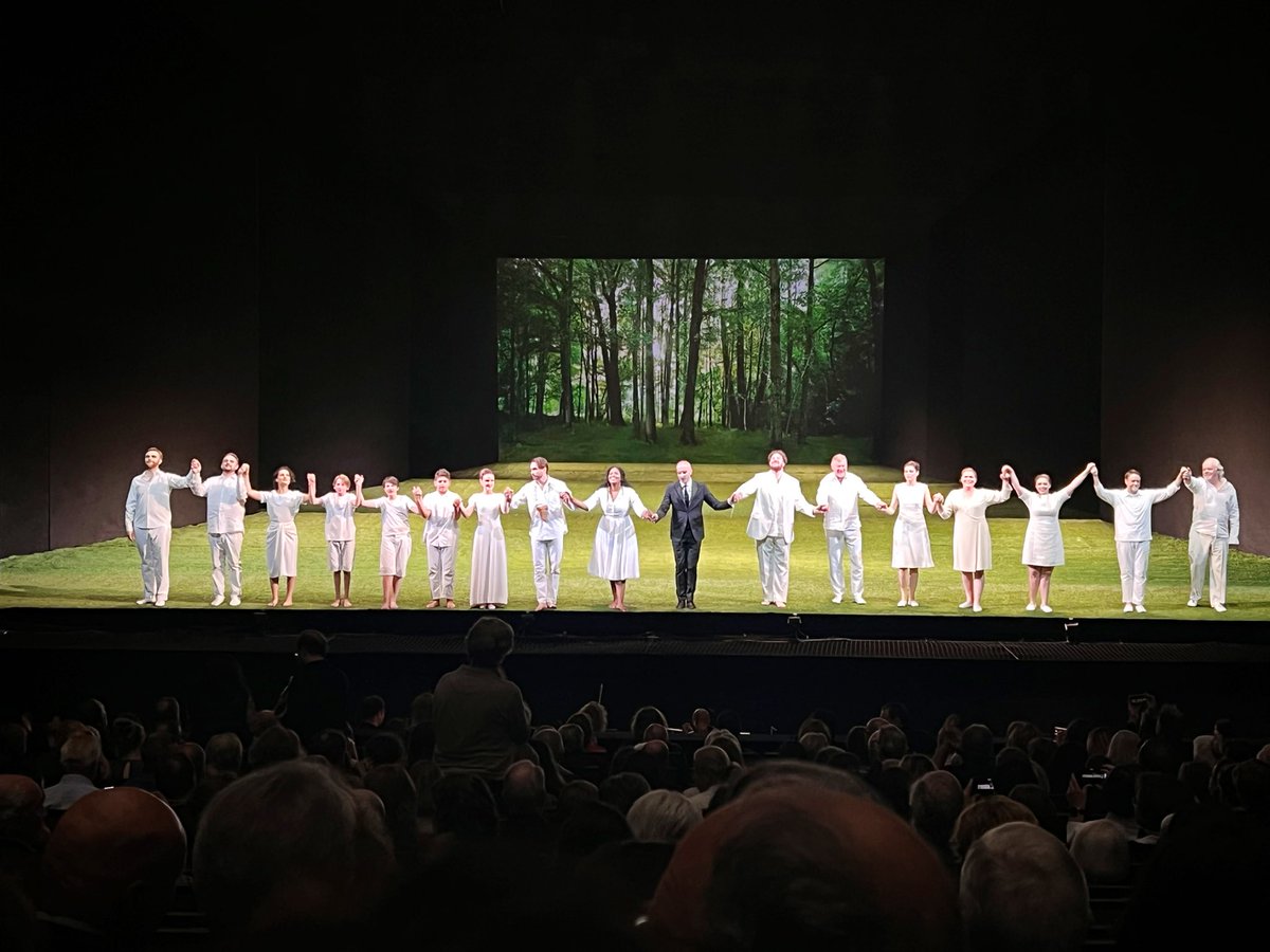 PierreDumazeau's tweet photo. Exceptionnelle Flûte enchantée ce soir à  Bastille dans une mise en scène moderne et si sensible de l’immense Robert Carsen. Exceptionnelles @CWettergreen et @PrettyYende ❤️ https://t.co/sPdiNDICcf