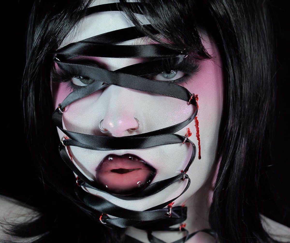 blondetaki's tweet photo. Corset piercing https://t.co/pEzOA4fhDE