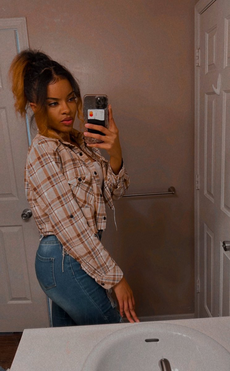 Lookin’ at myself in the mirror like, “Girl, you’re everything” 🫶🏽