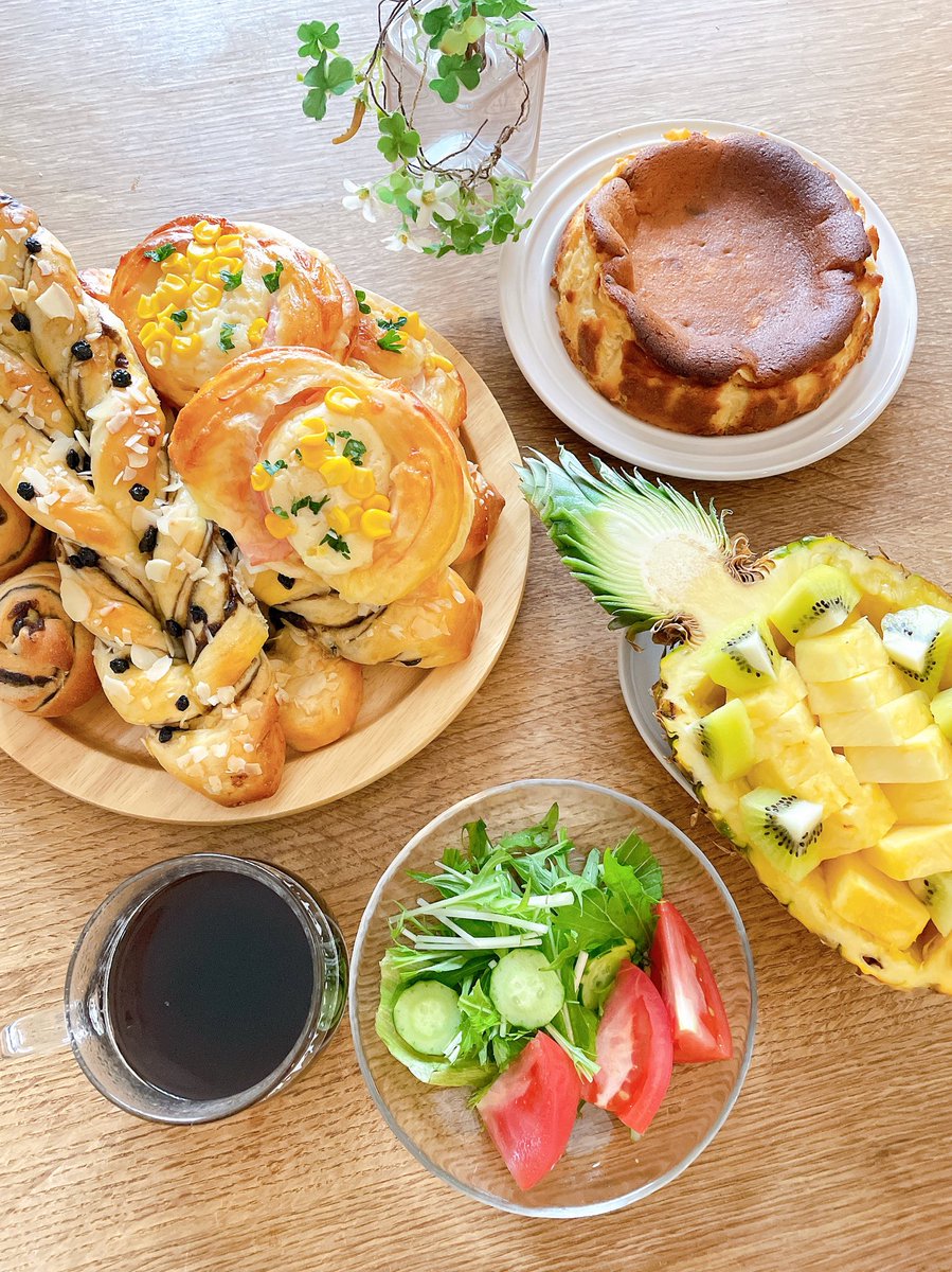 おはようございます✨ 🥐黒糖ネジネジ ハム＆チーズマヨコーン 🥗水菜サラダ 🍍フルーツバスケット ☕️ホットコーヒー ＆バスクチーズケーキ バスチー😋 てんさい糖が優しい甘さで👍 今日も良き一日を(*´꒳`*)ﾉ✨