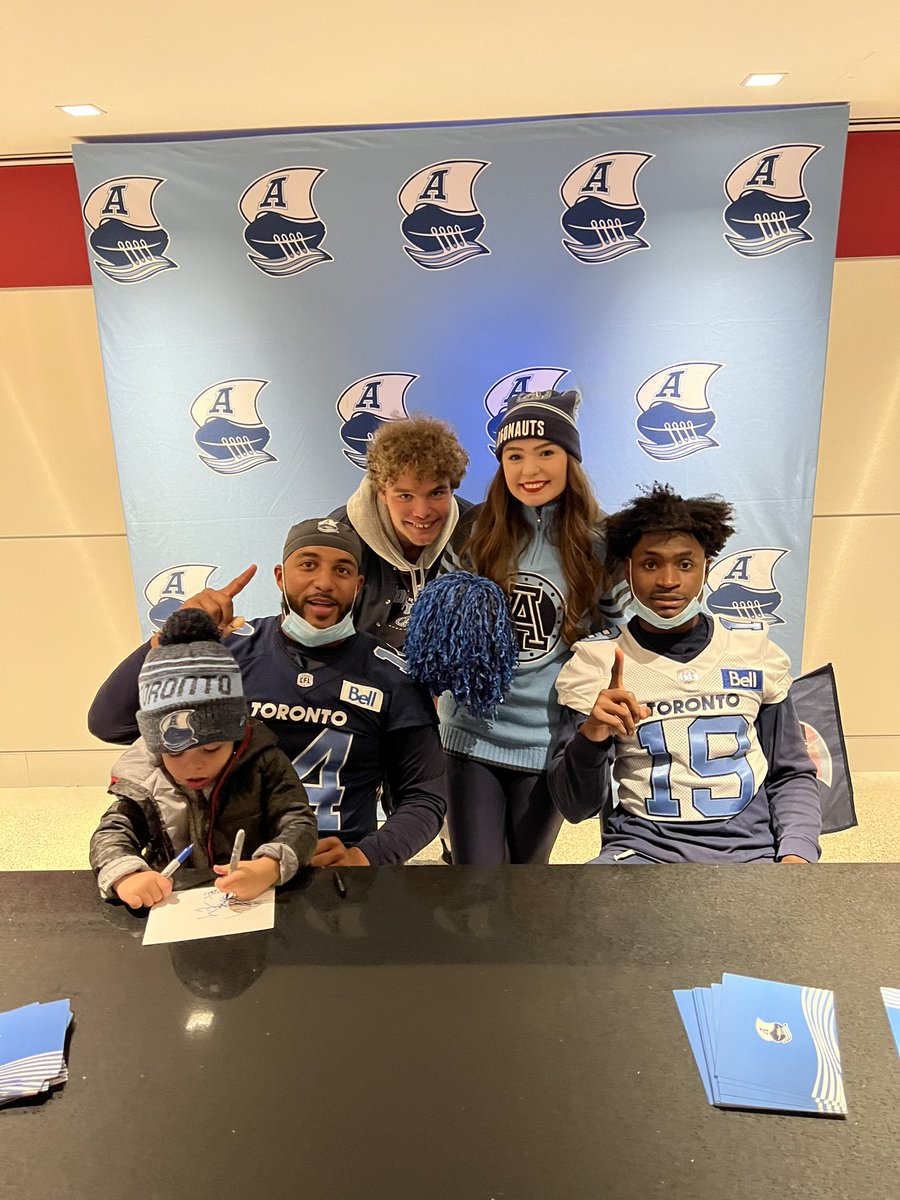 ArgosAdmirals's tweet photo. You love to see it. #PullTogether #CFL #ArgosLive 💙🏈 https://t.co/rBeiY3aJPo