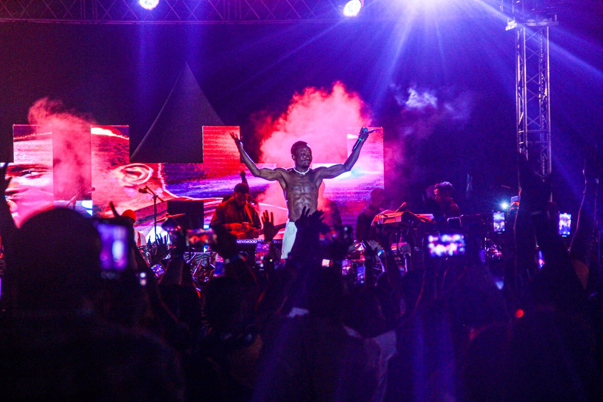 Favour_Eleberi's tweet photo. Images from the #OurbeatOurFlow #Brymolive event.
Capturing @brymolawale at the #Brymolive was a privilege. The saying; 'the goal of art is a vital expression of self', was indeed the case all evening at the event. https://t.co/i71m4kHOhz