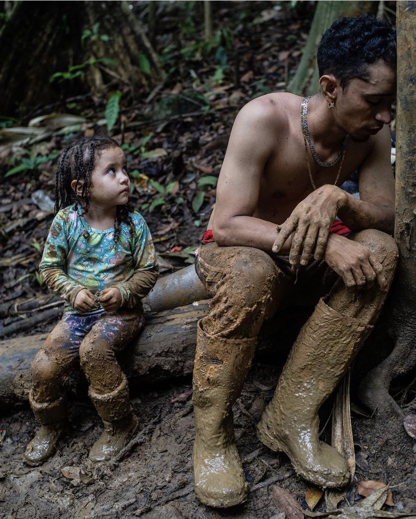 This photo by my friend <a href="/federicorios/">Federico Rios</a> of a little Venezuelan girl looking at her exhausted father as they desperately try to traverse the Darien Gap between Colombia &amp; Panama to start a new life is the story of the collapse of #Venezuela in a single image.