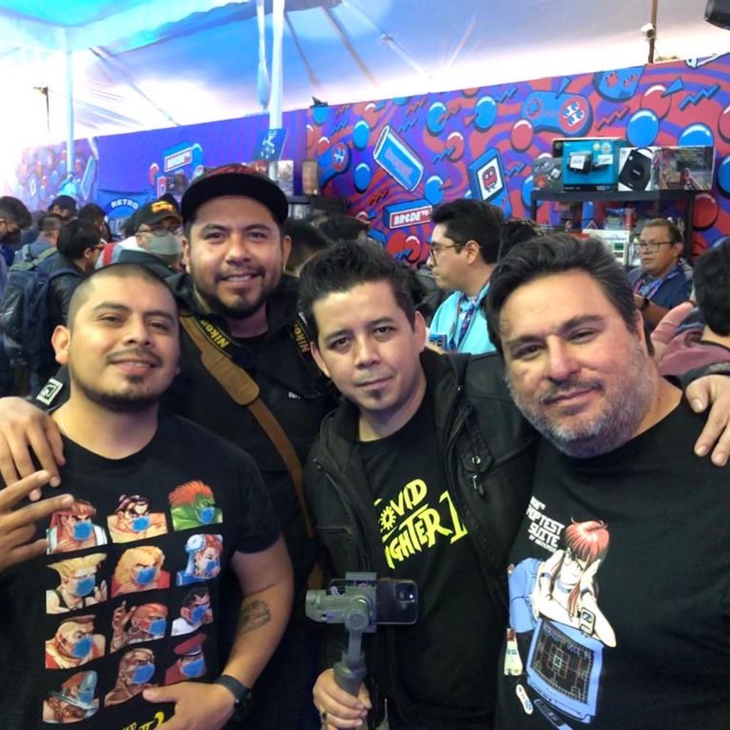 LosRetroGamers's tweet photo. Recuerdo del #retrogamefest enhorabuena por la Banda de @brcdevg
Gracias a @Artemio @Folkensio y toda la #bandaretrogamer que nos pasó a saludar.
#videojuegos #losretrogamers #cdmx #retrogames #brcdevg #saturday https://t.co/gOv5VySoRF