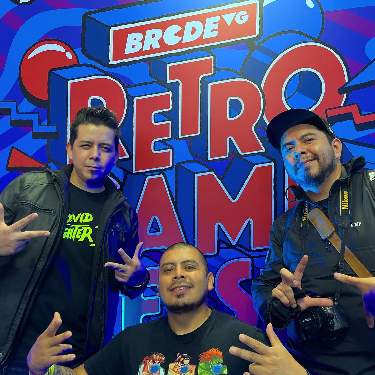 LosRetroGamers's tweet photo. Recuerdo del #retrogamefest enhorabuena por la Banda de @brcdevg
Gracias a @Artemio @Folkensio y toda la #bandaretrogamer que nos pasó a saludar.
#videojuegos #losretrogamers #cdmx #retrogames #brcdevg #saturday https://t.co/gOv5VySoRF