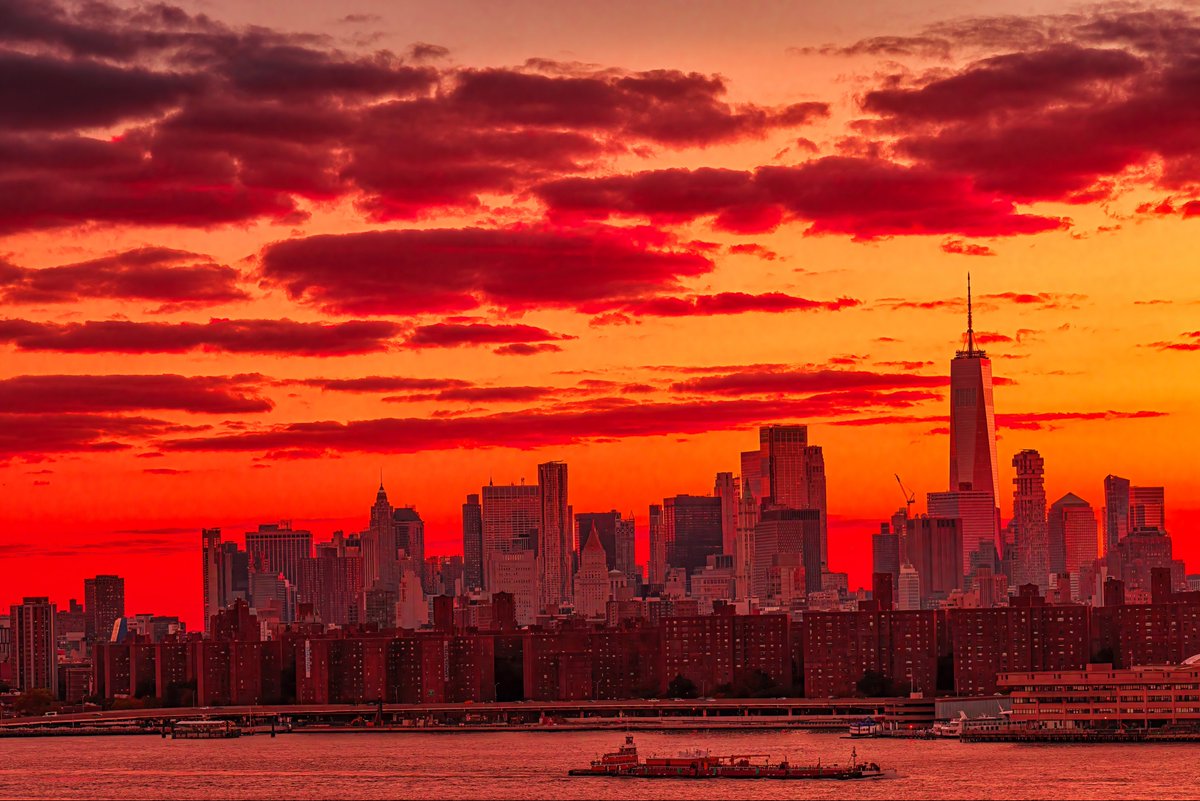isardasorensen's tweet photo. Splash of fiery red &amp; gold in the #sunset skies above the World Trade Center tonight in #NYC. #NewYorkCity #NewYork https://t.co/fc2iCaImAr