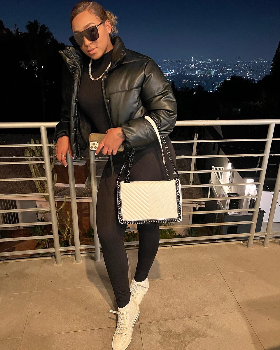 cece_k23's tweet photo. Friday night in LA 🖤 https://t.co/aBVq43rvQo