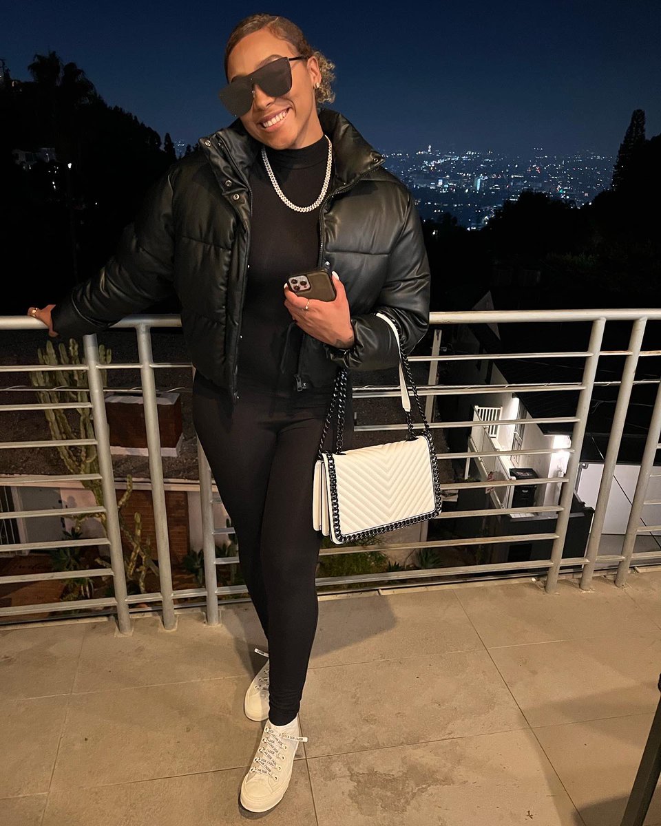 cece_k23's tweet photo. Friday night in LA 🖤 https://t.co/aBVq43rvQo