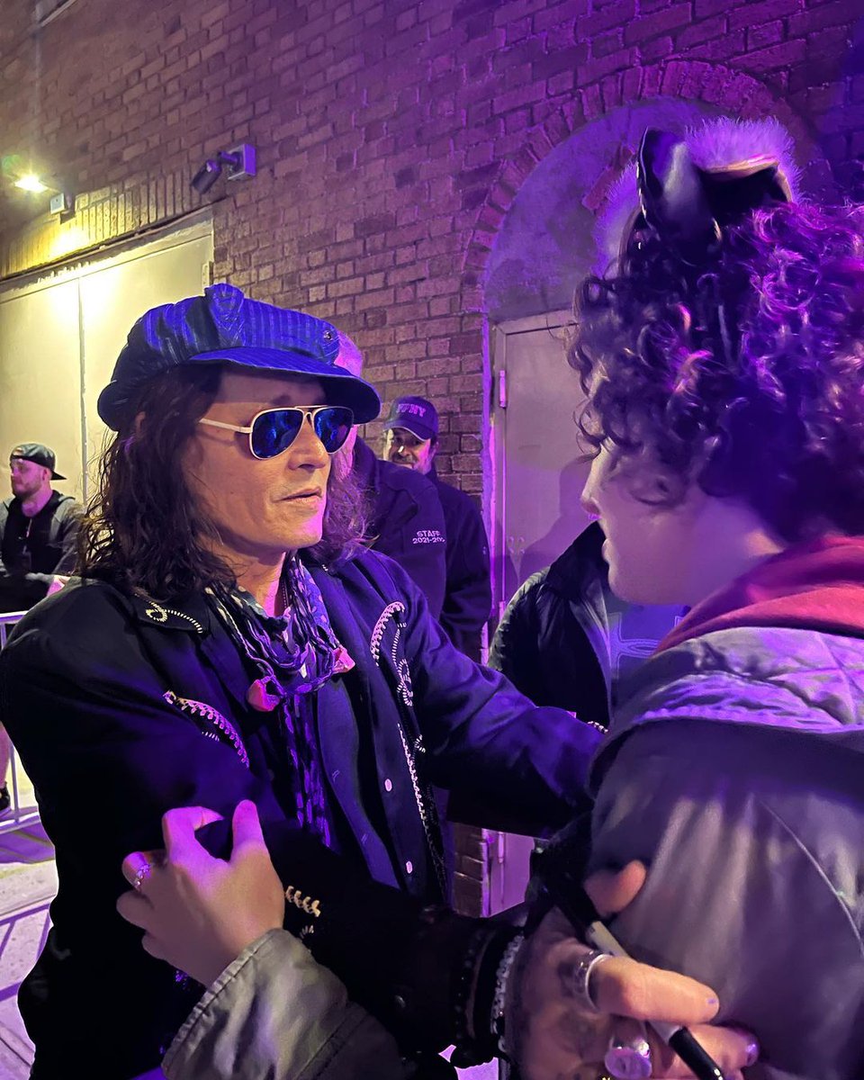ohmyjohnnydepp's tweet photo. He is happy and that's all that matters <3 https://t.co/GmoDBn5wf7