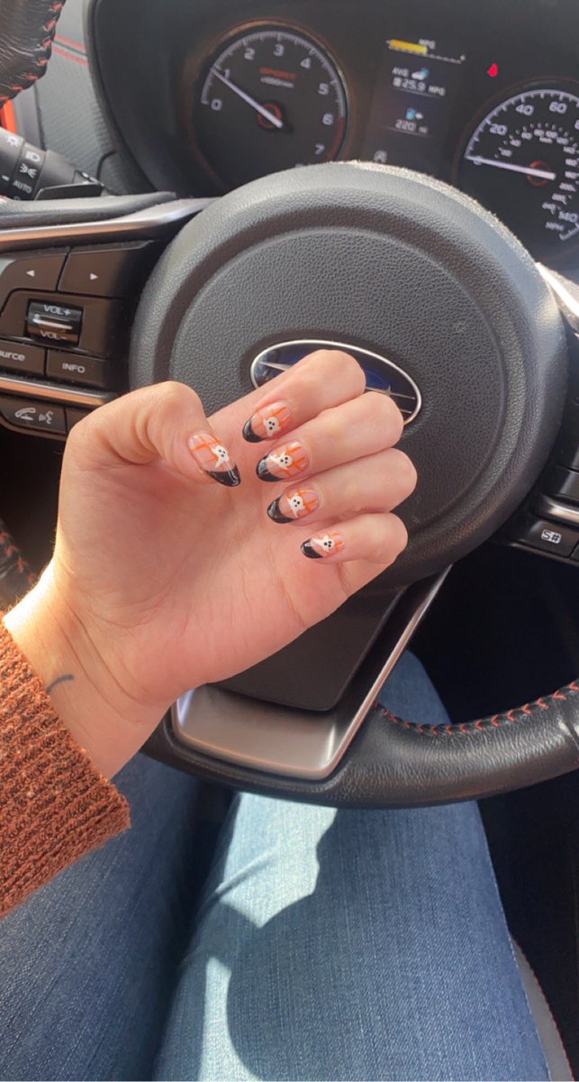 LifeWithIndigo's tweet image. Got the cutest nails today 🧡👻🖤