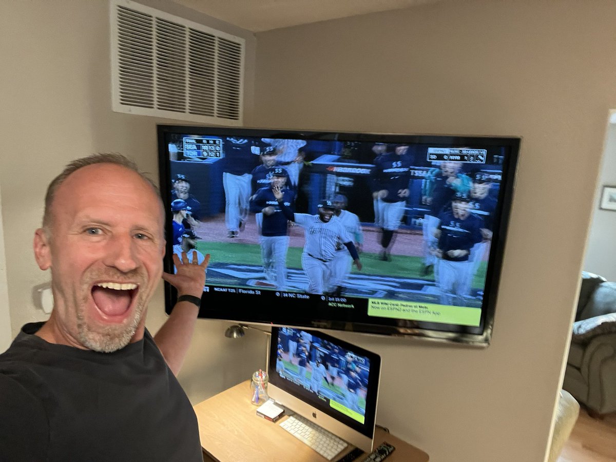 AlphaPDX's tweet photo. @Mariners win their first playoff series in decades! So exciting… wish I could celebrate it with my dad https://t.co/fSXBHRlb6z