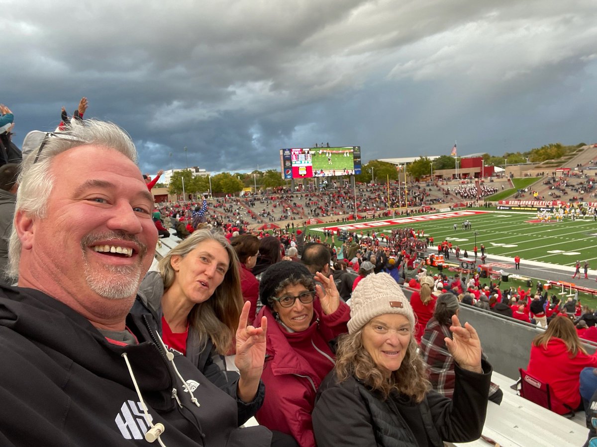 Bethamurph's tweet photo. #GoLobos Hoooooowl! https://t.co/uwq1dipxNH