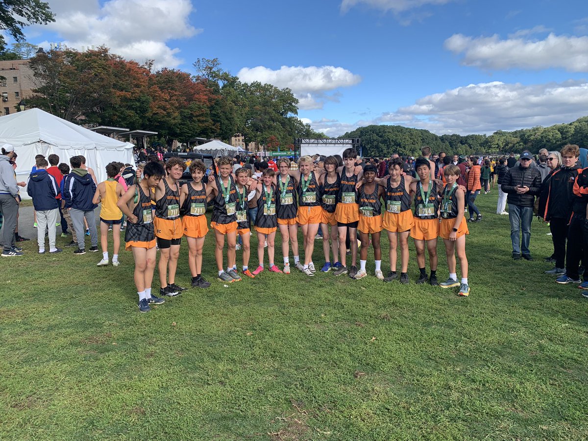 bethlehemruns's tweet photo. Frosh Boys brought home eight medals in their race at Manhattan today. Eighth graders Calvin Howard and Lucas Bernacki led the way in 17th and 19th respectively. @BCSDAthletics #bethlehemruns #ourfroshoutfuture #longorangeline https://t.co/EKcJBGxXN2