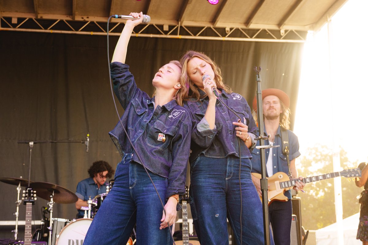 aclfestival's tweet photo. Sisters in the sun ☀️ @alyandaj https://t.co/ulFAJoj7Gl